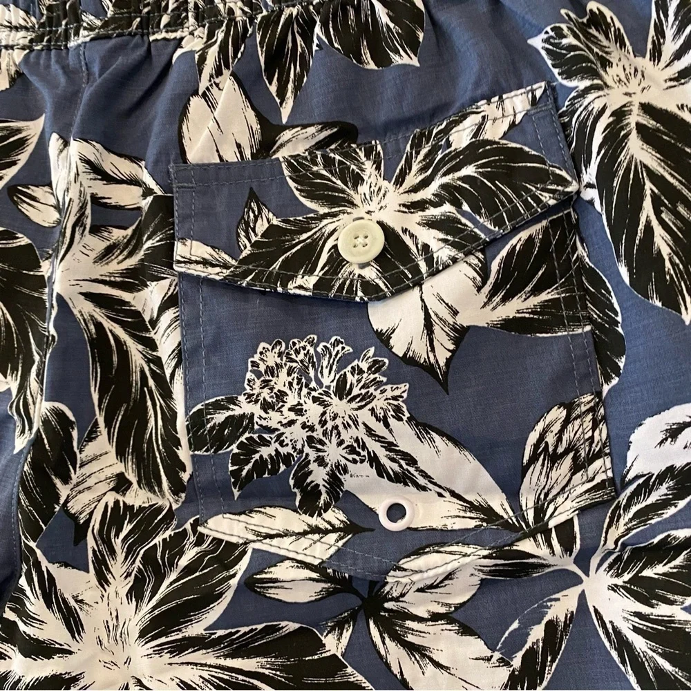 New Men's size Medium Goodthreads classic swim trunks blue navy white hibiscus